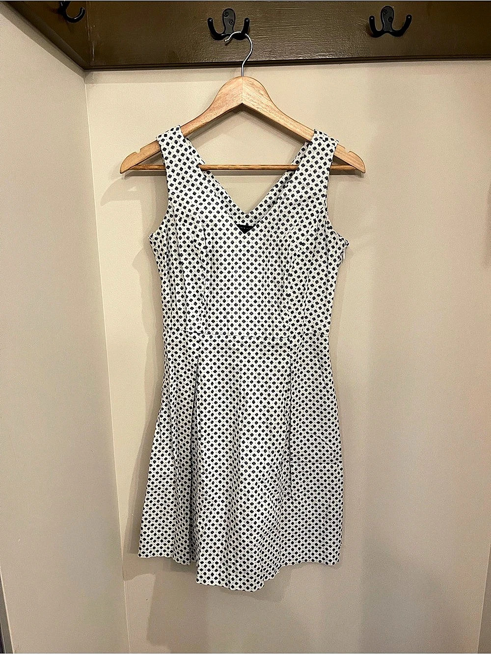 Tommy Hilfiger Geometric Mini Dress in White & Black Size 0 Like New